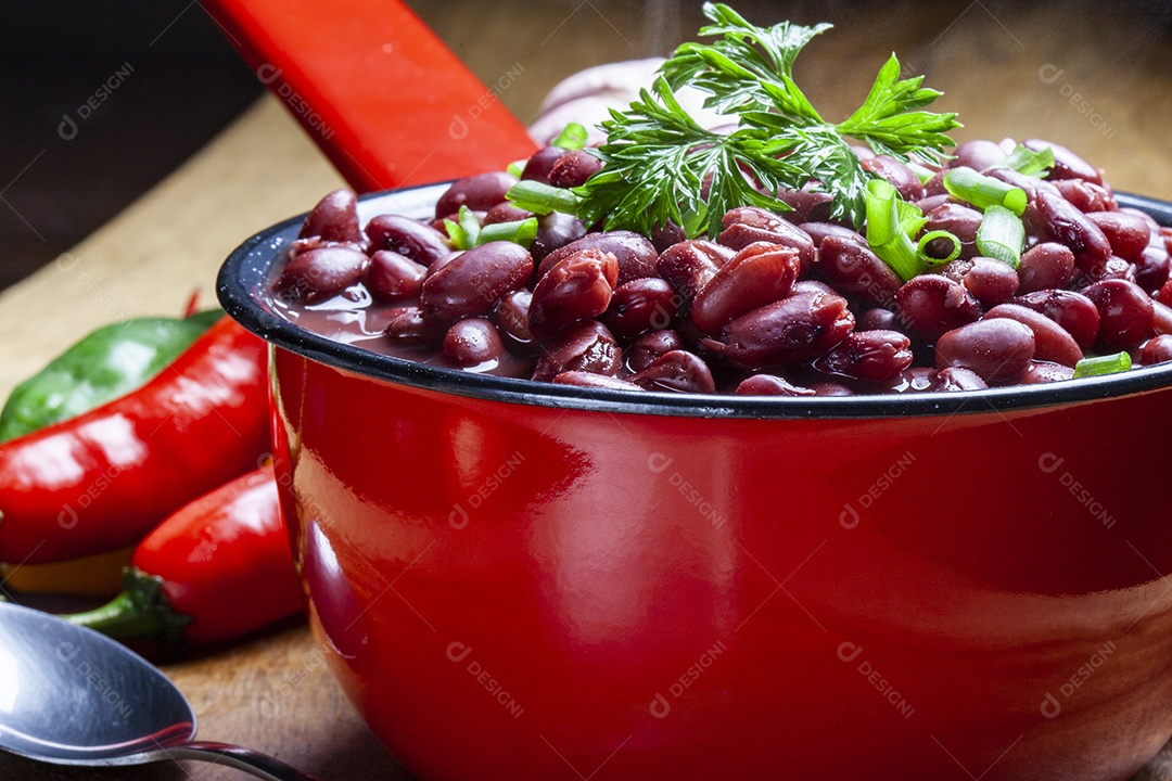 Panela com feijão de caldo delicioso