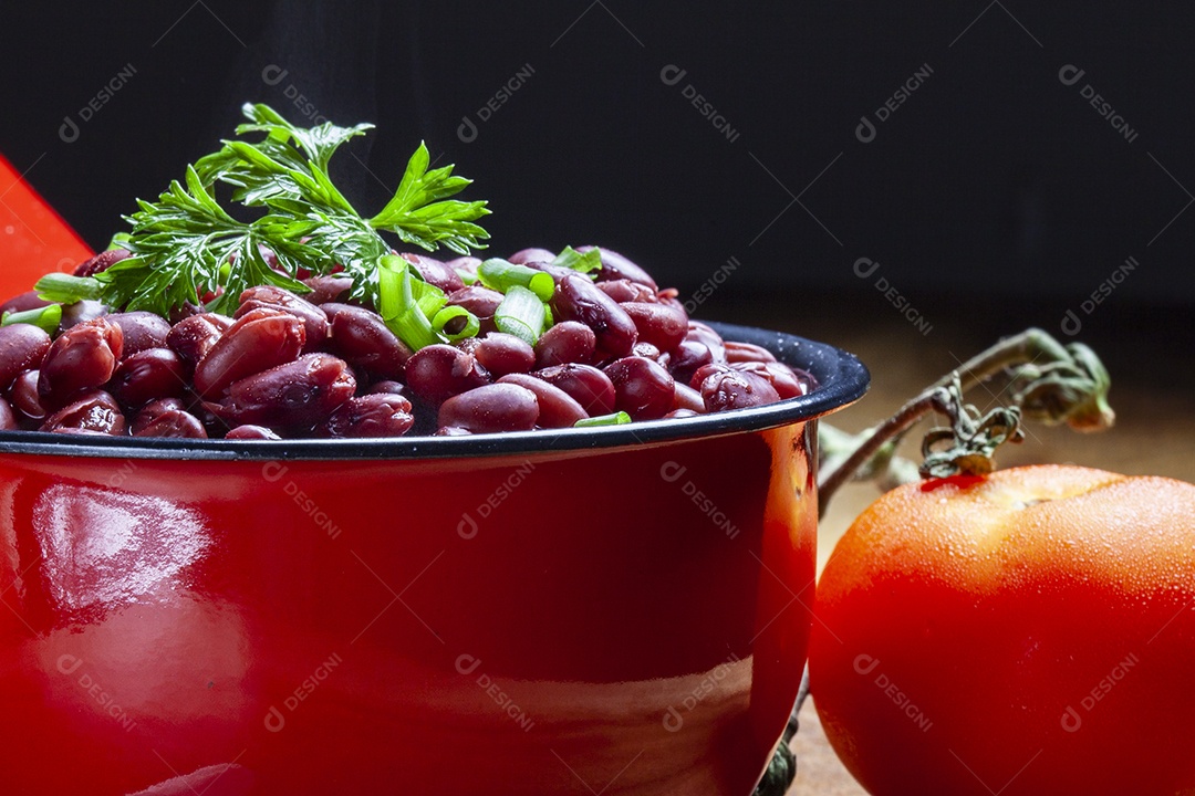 Panela com delicioso feijão de caldo e cheiro verde