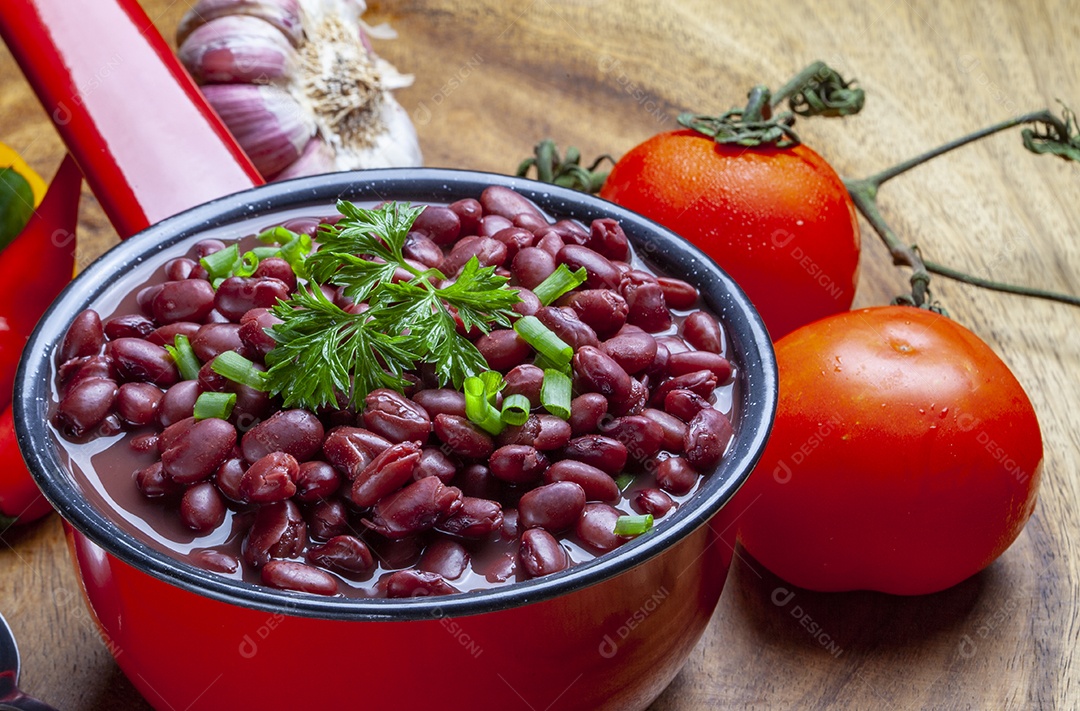 Panela com delicioso feijão de caldo