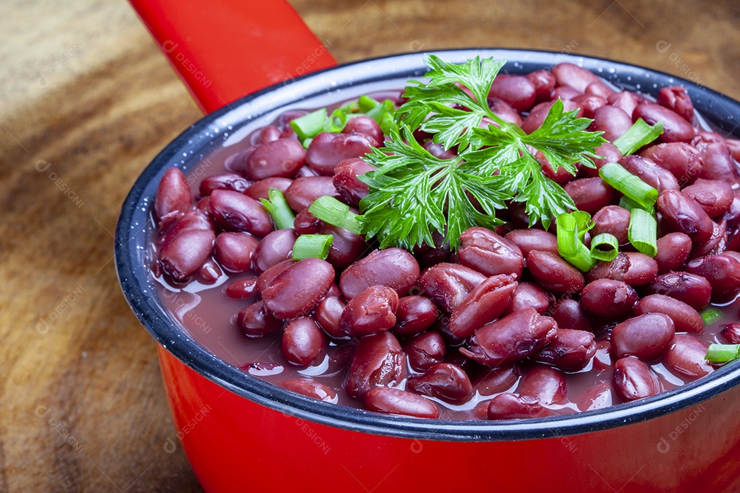Panela com delicioso feijão de caldo