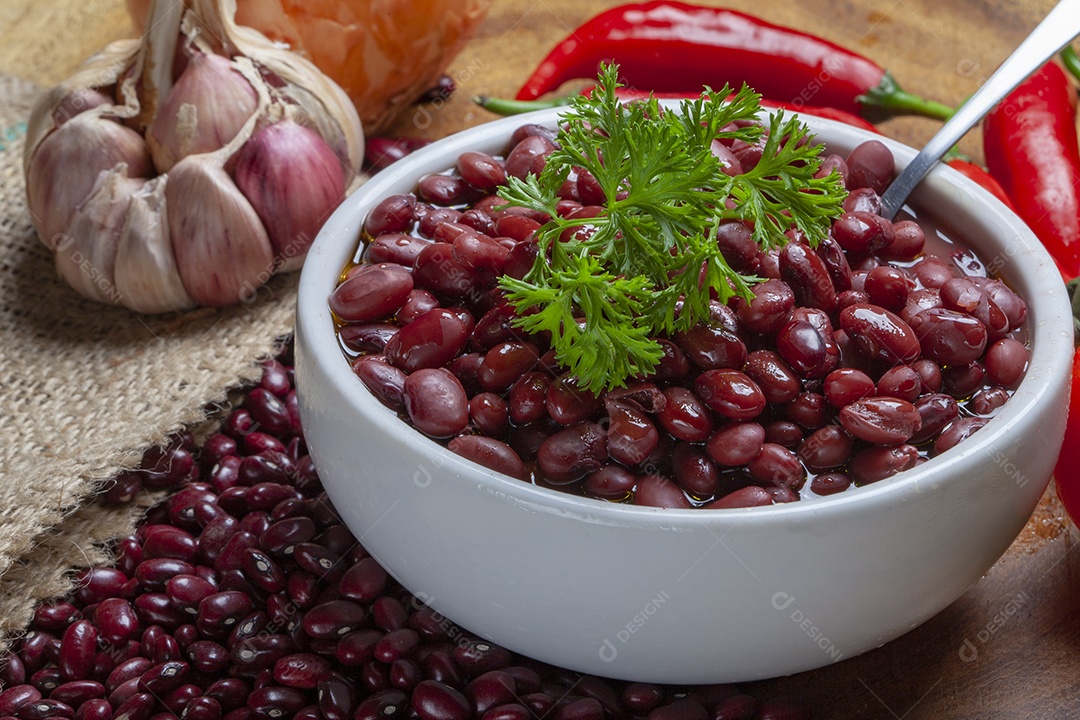 Feijão cozido com alho e pimentas ao lado