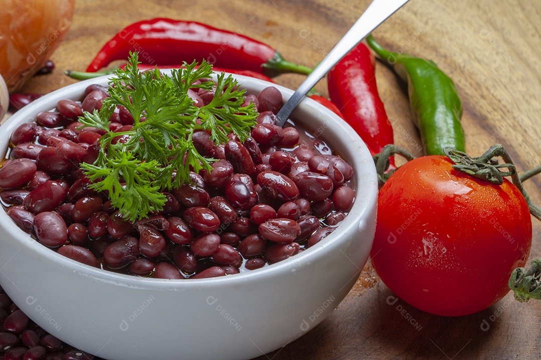 Tigela com delicioso feijão de caldo com frutas e legumes