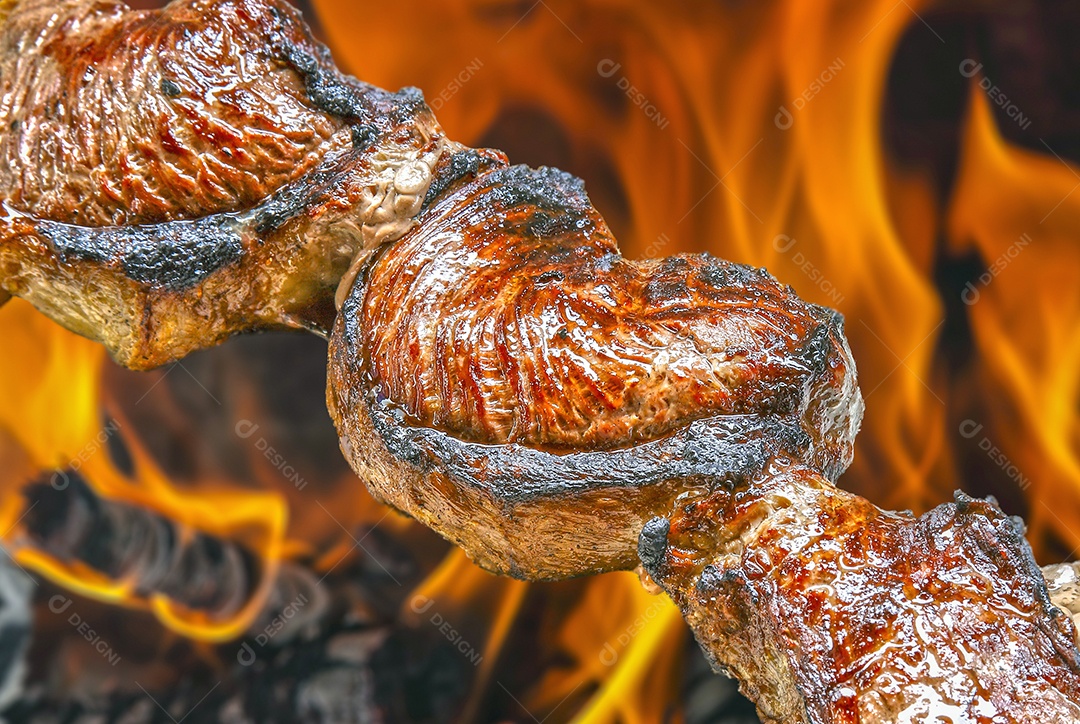 Espeto de picanha bem passado com fundo de brasa