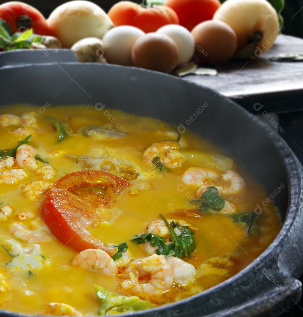 Moqueca de peixe e camarão prato tradicional da culinária brasileira