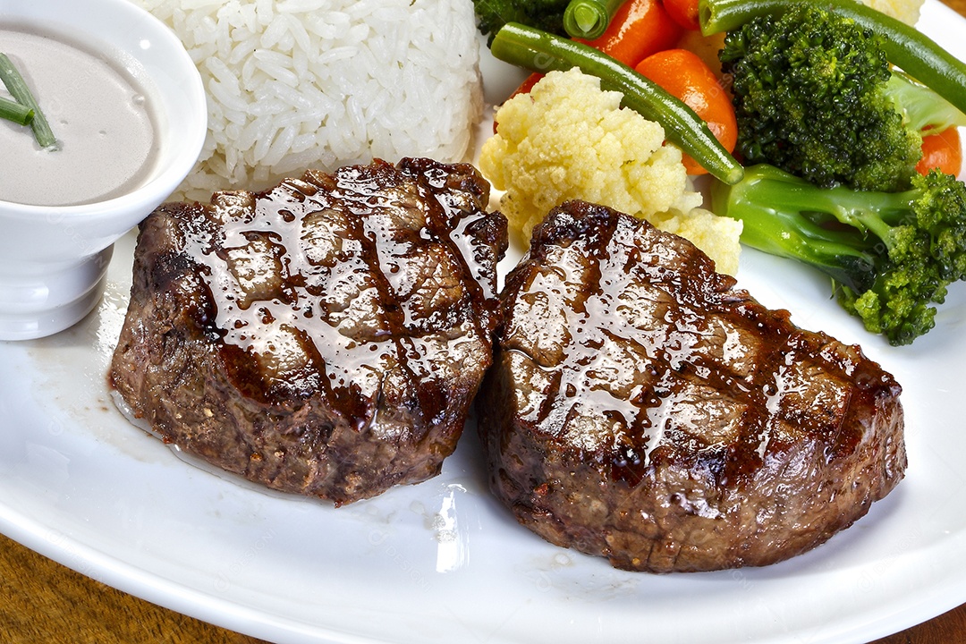 Carne assada com legumes e arroz