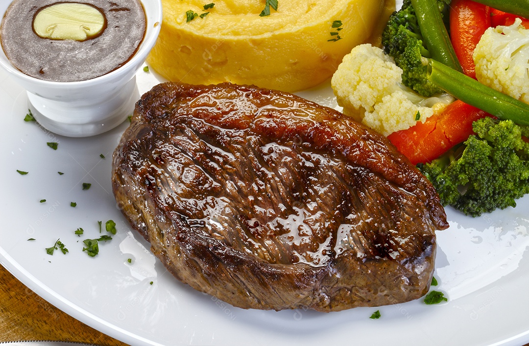 Carne assada com legumes e molho