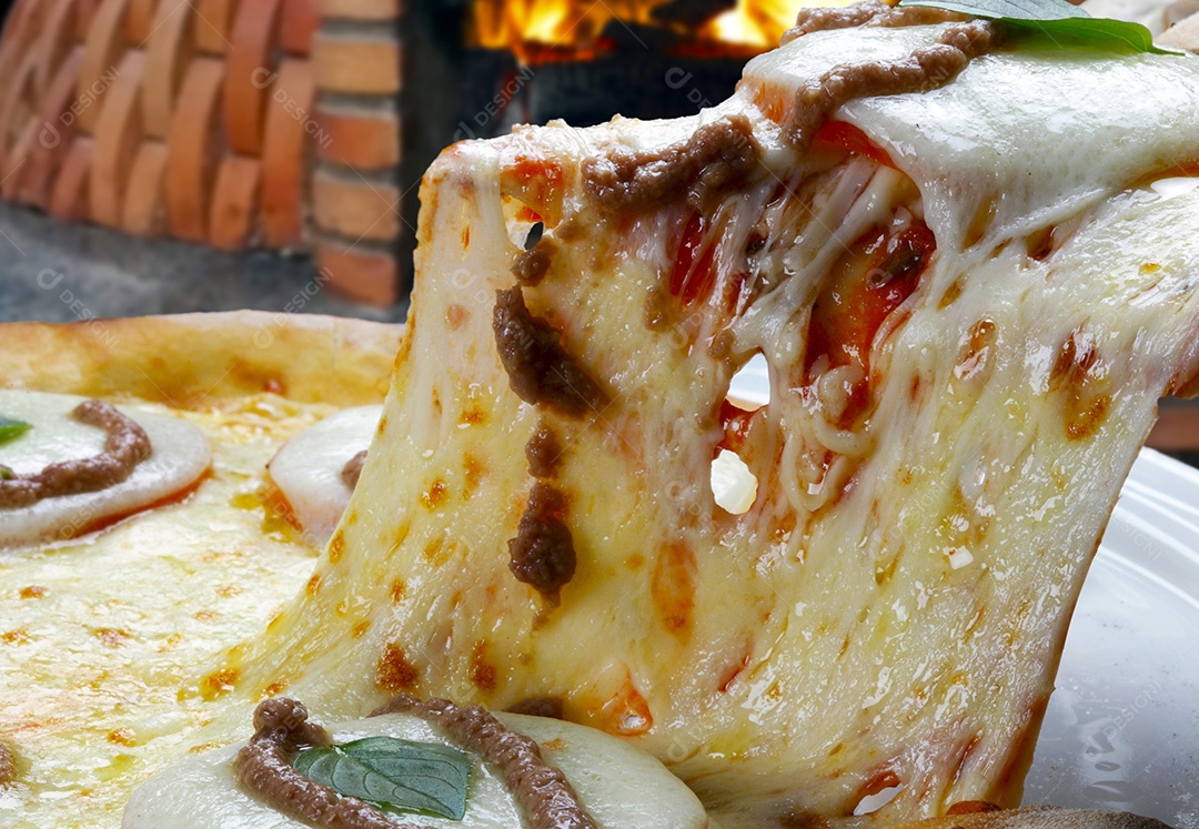 Fatia de pizza levantada com muito queijo