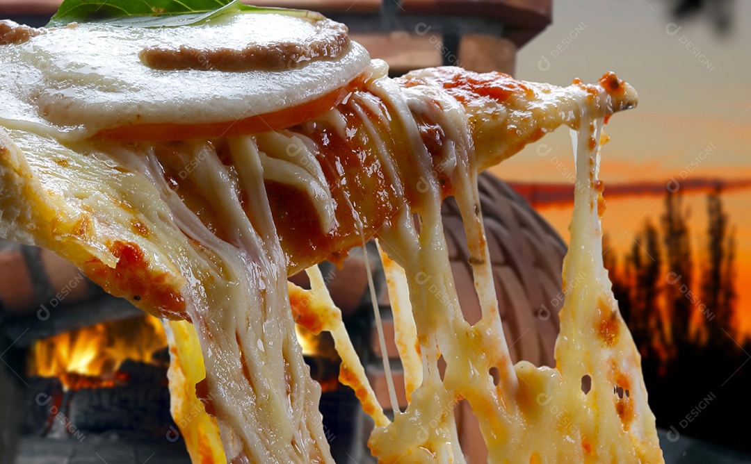 Fatia de pizza levantada com muito queijo