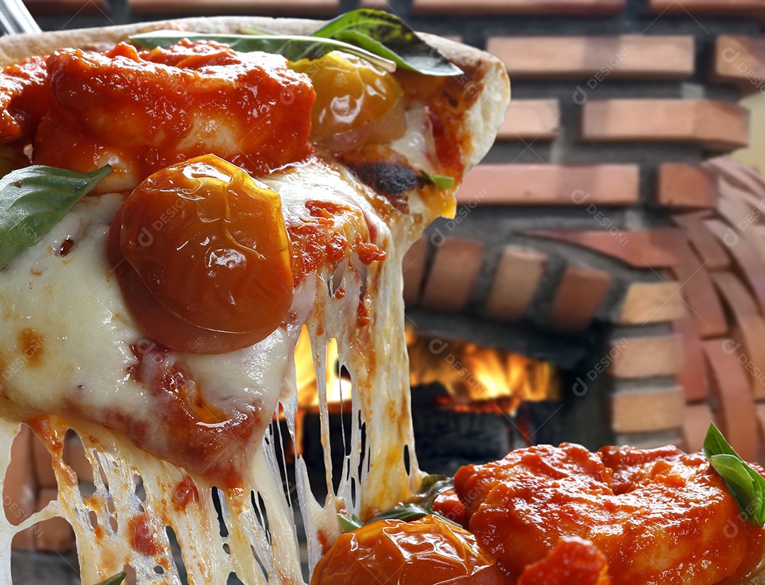 Fatia de pizza levantada com muito queijo