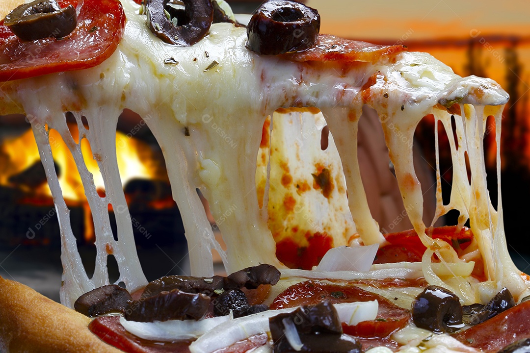 Deliciosa pizza assada sobre mesa de madeira