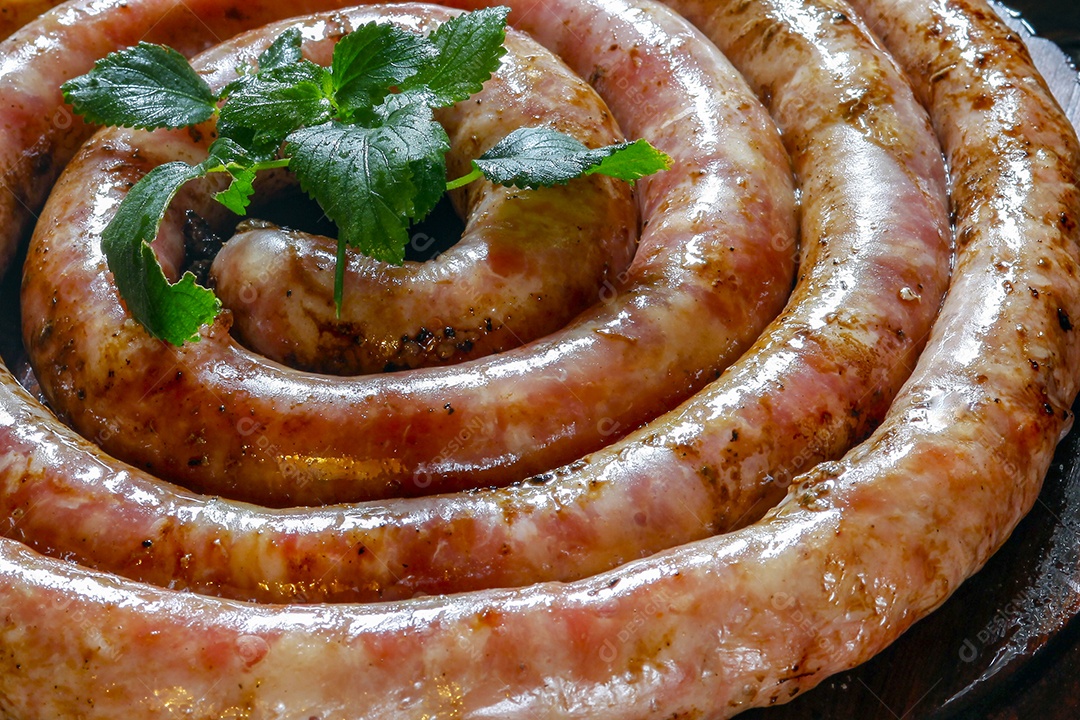 Salsicha frita enrolada