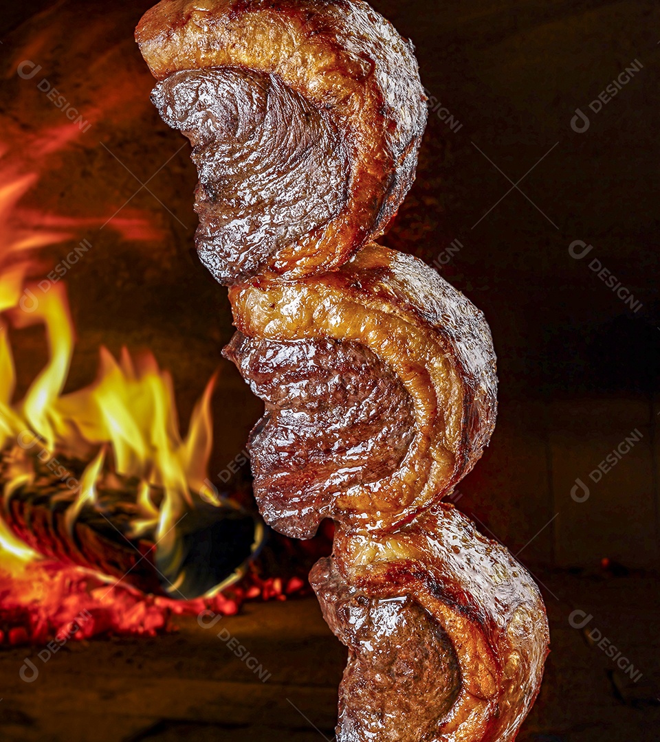 Espeto de picanha assado ao ponto com brasa de fundo