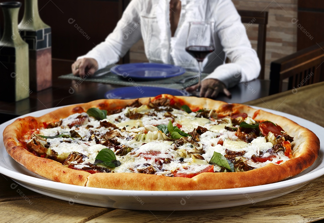 Pizza com muito queijo e carne