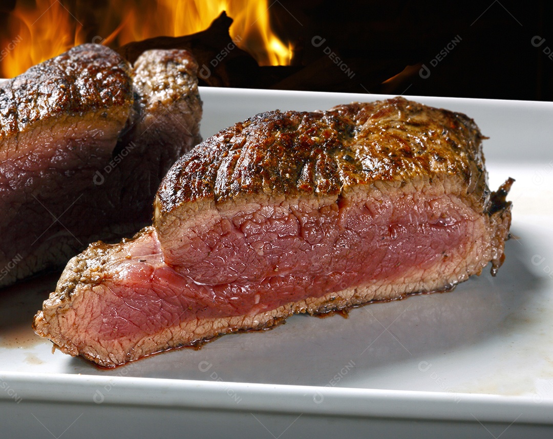 Pedaço de carne assada mal passado