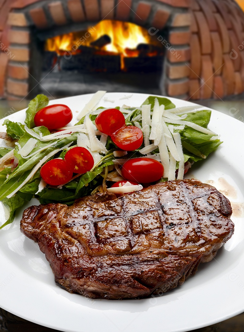 Churrascos com salada de alface e tomate