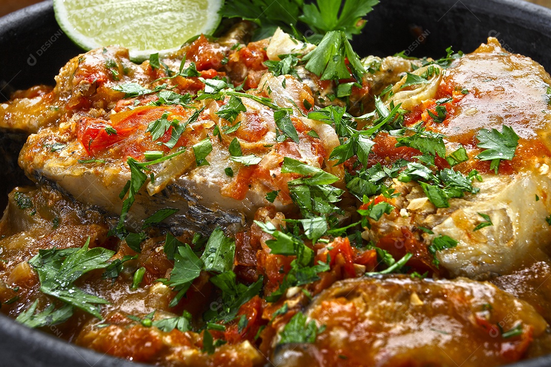 Moqueca de peixe e camarão prato tradicional da culinária brasileira