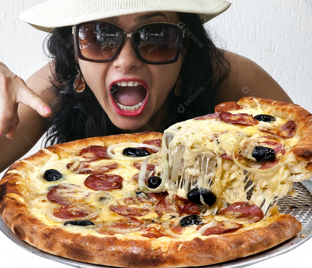 Mulher comendo pizza de calabresa
