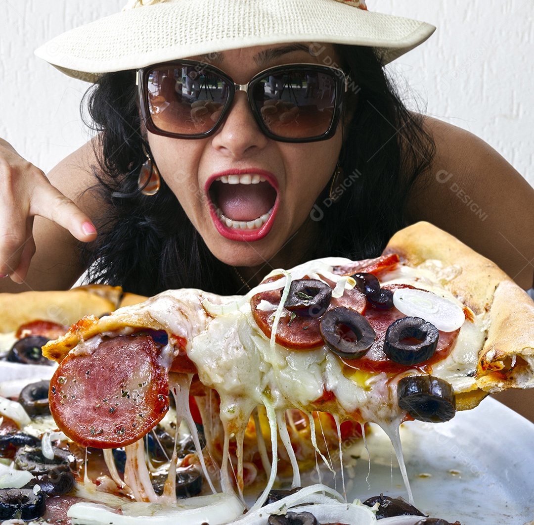 Mulher comendo pizza de calabresa