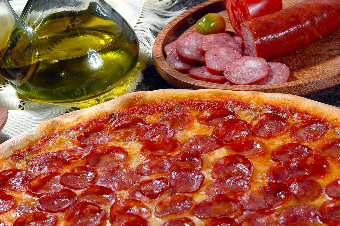 Pizza de calabresa com azeite