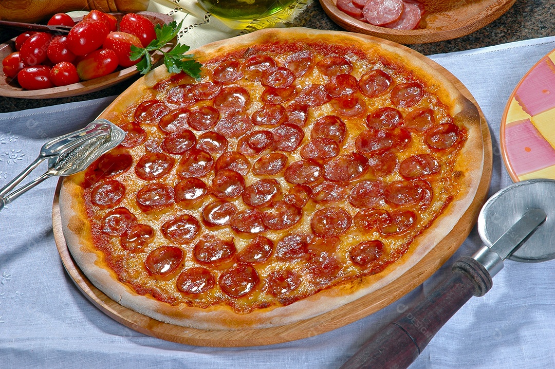 Pizza de calabresa com azeite