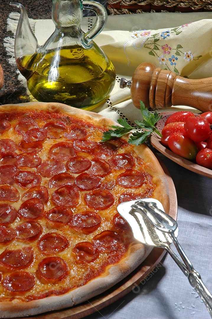 Pizza de calabresa com azeite