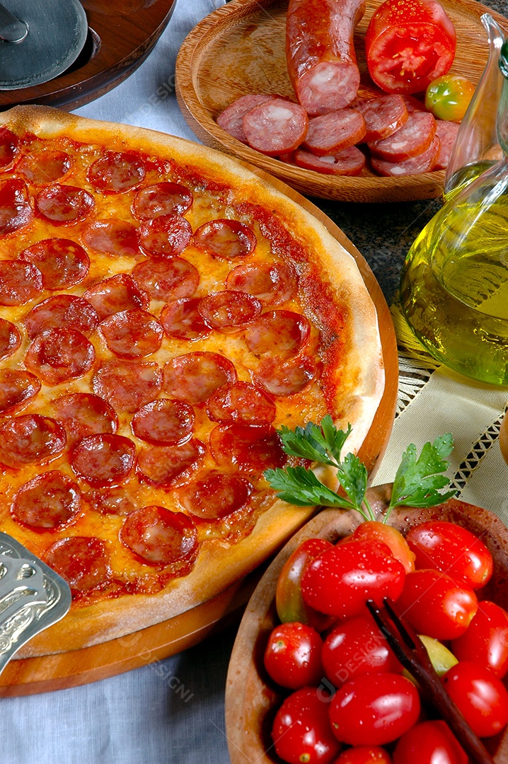 Pizza de calabresa com azeite