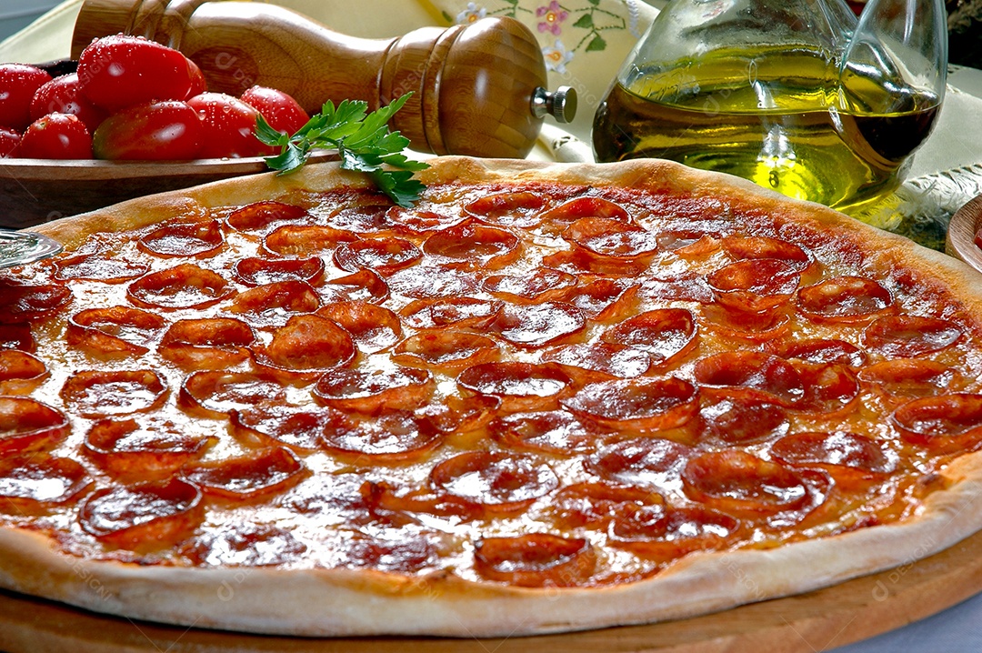 Pizza de calabresa com azeite