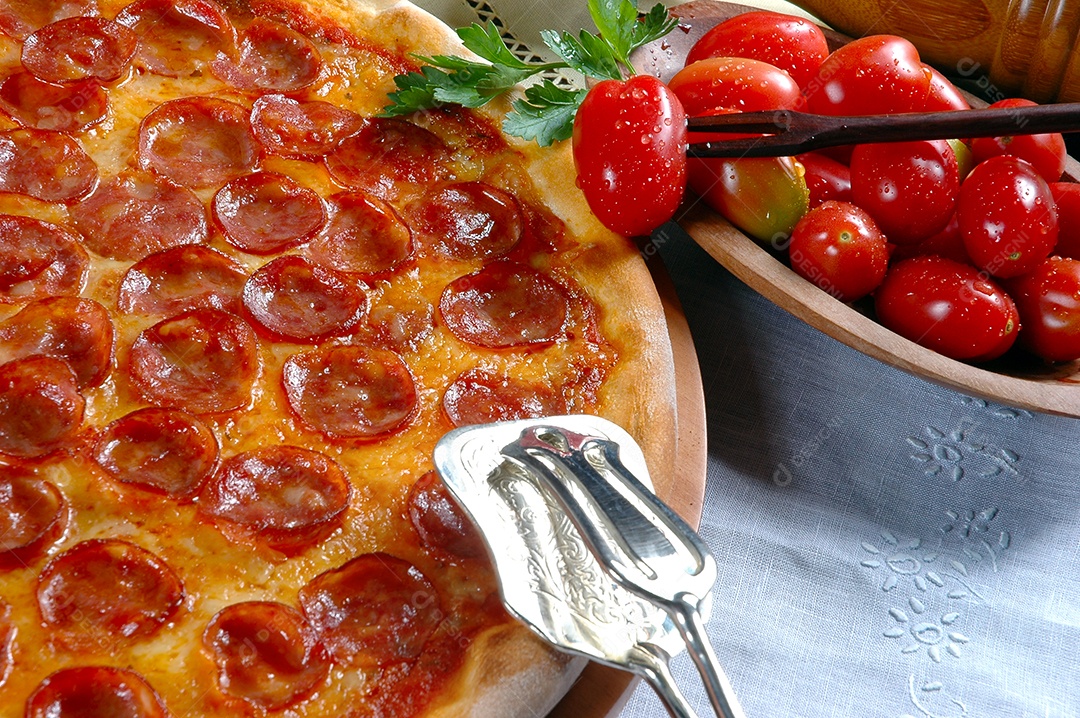 Pizza de calabresa com azeite