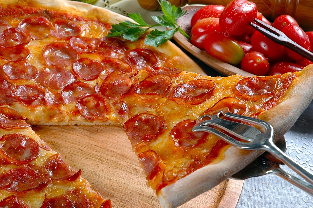 Fatia de pizza de calabresa com azeite