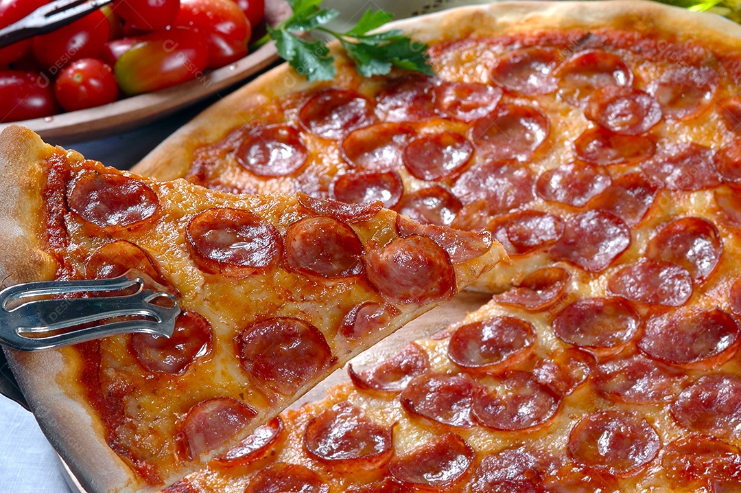 Pizza de calabresa com azeite