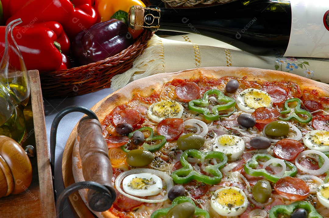 Pizza portuguesa cebola pimentões calabresa ovo azeitona