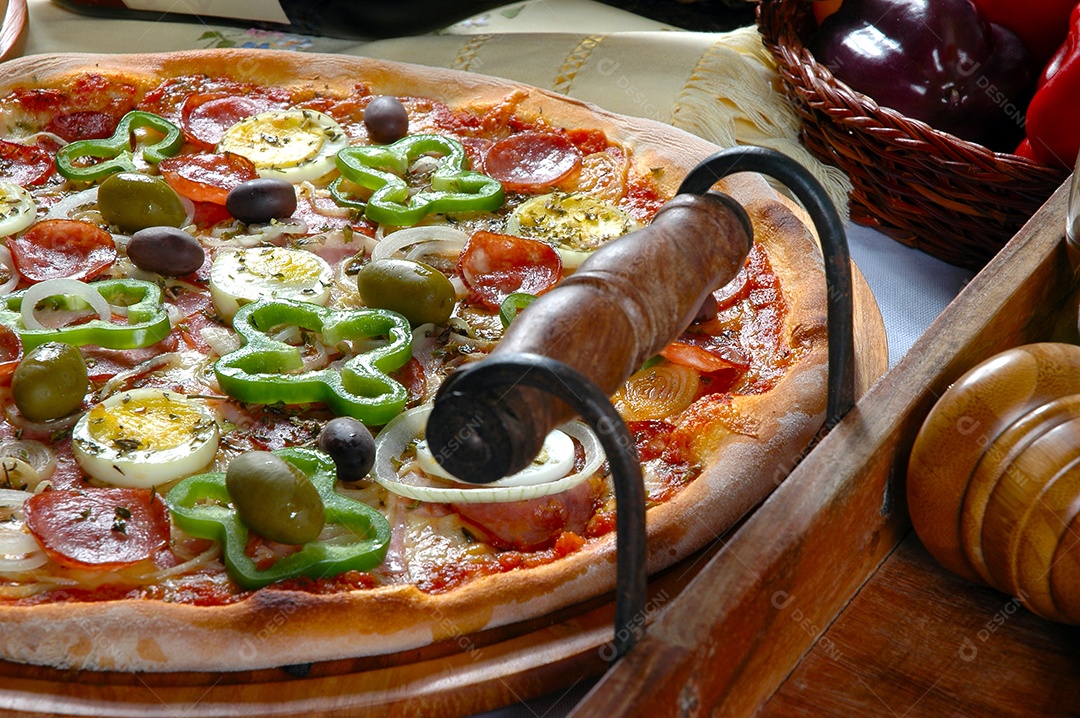 Pizza portuguesa cebola pimentões calabresa ovo azeitona