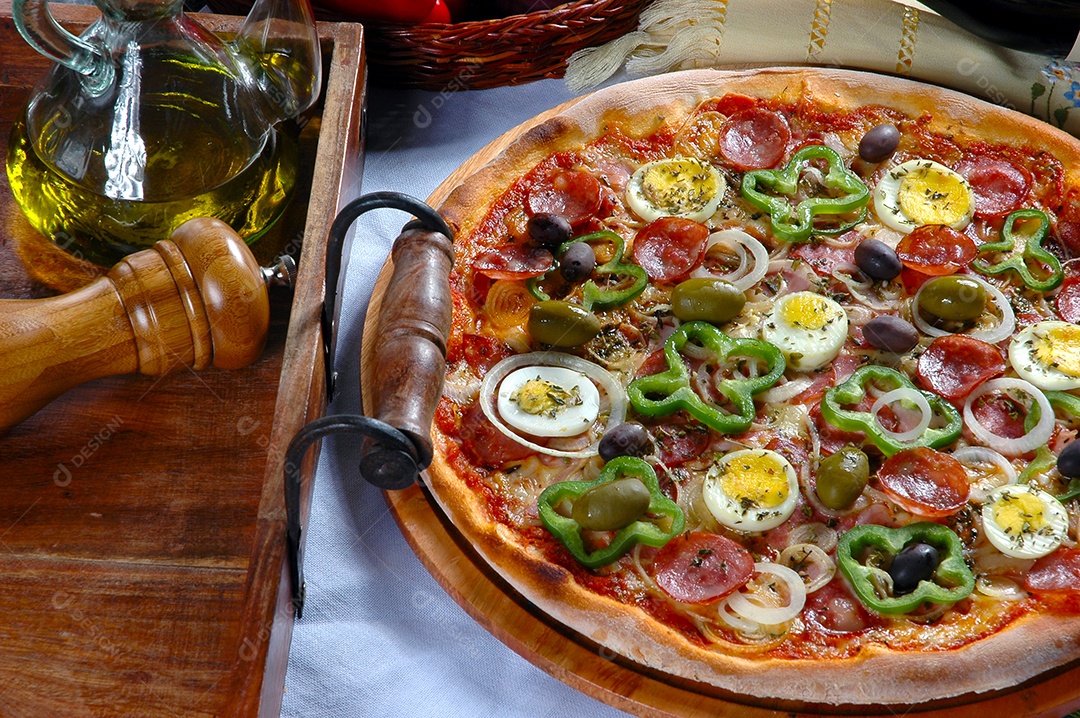 Pizza portuguesa cebola pimentões calabresa ovo azeitona