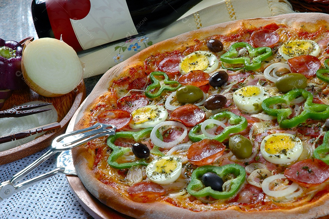 Pizza portuguesa cebola pimentões calabresa ovo azeitona