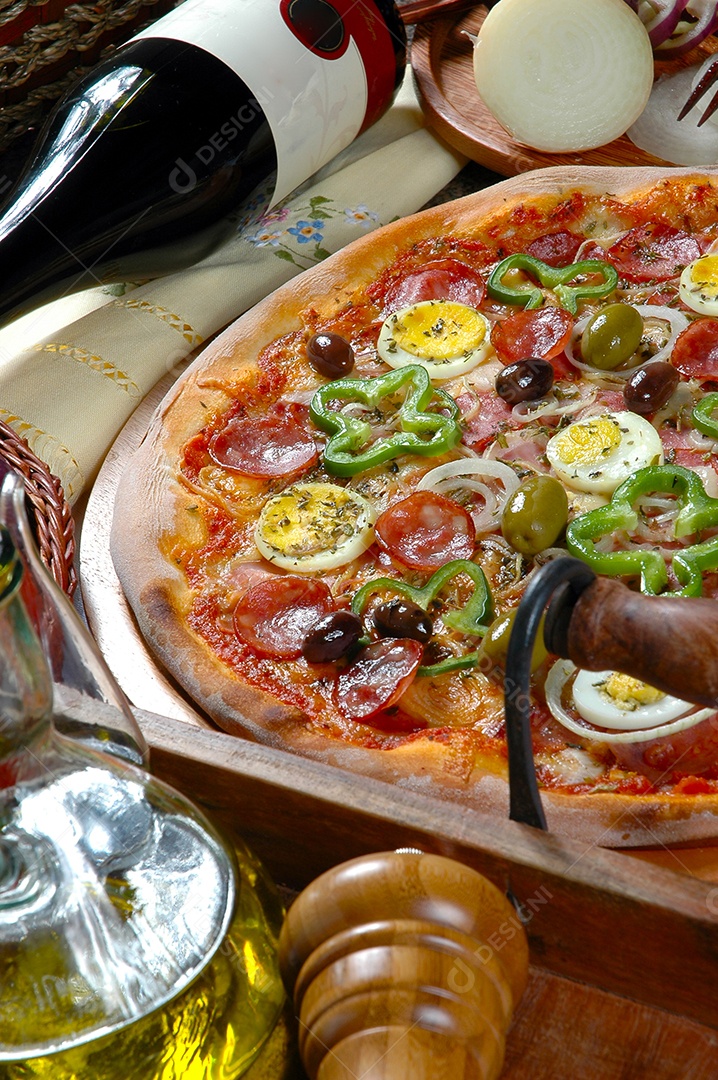 Pizza portuguesa cebola pimentões calabresa ovo azeitona