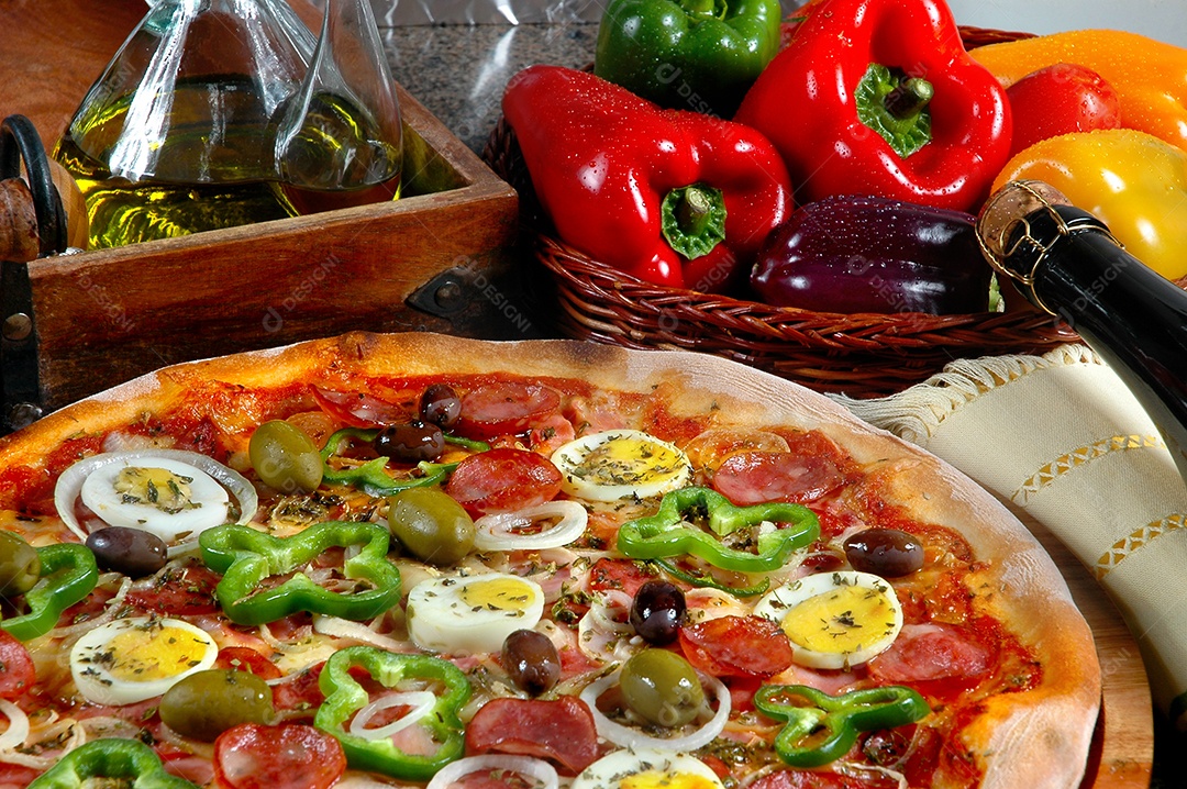 Pizza portuguesa cebola pimentões calabresa ovo azeitona