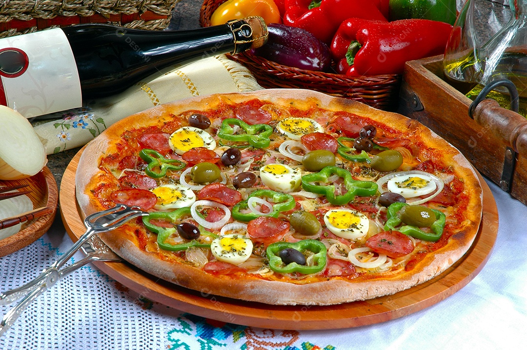Pizza portuguesa cebola pimentões calabresa ovo azeitona