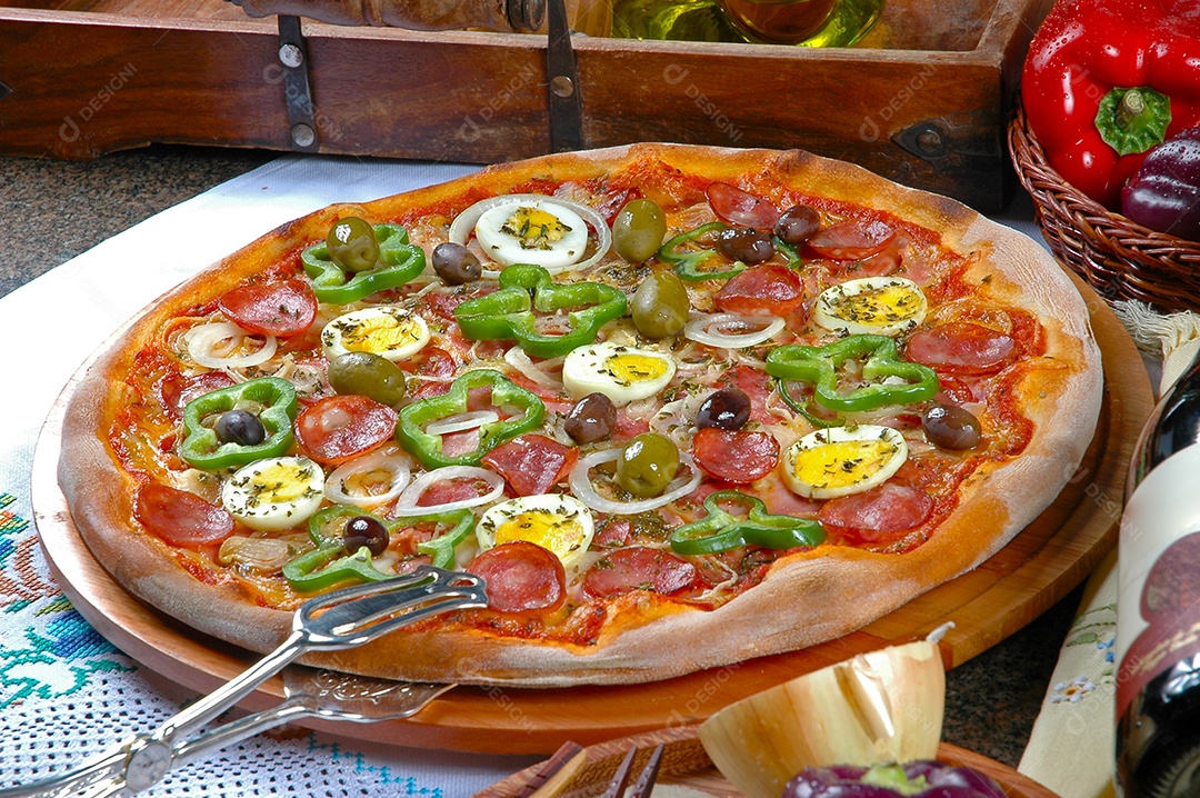 Pizza portuguesa cebola pimentões calabresa ovo azeitona