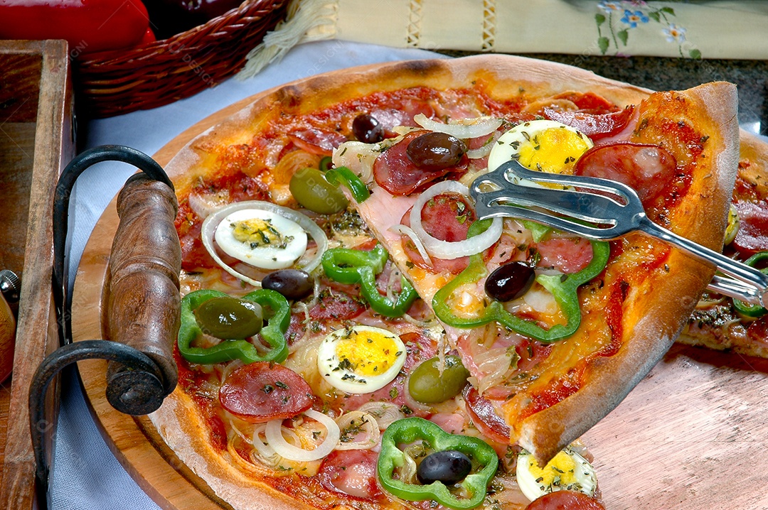 Pizza portuguesa cebola pimentões calabresa ovo azeitona