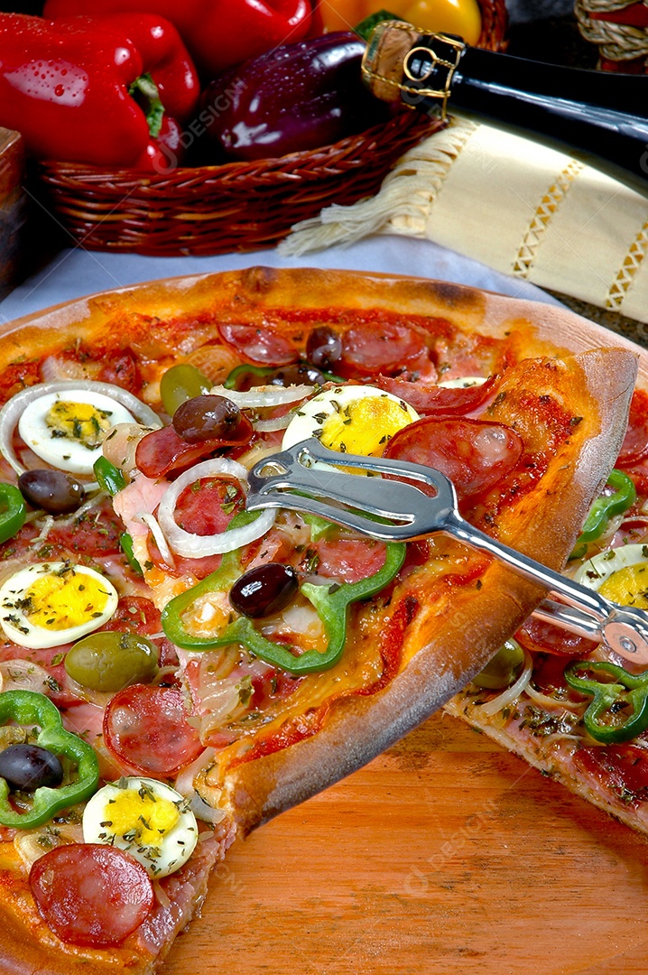 Pizza portuguesa cebola pimentões calabresa ovo azeitona