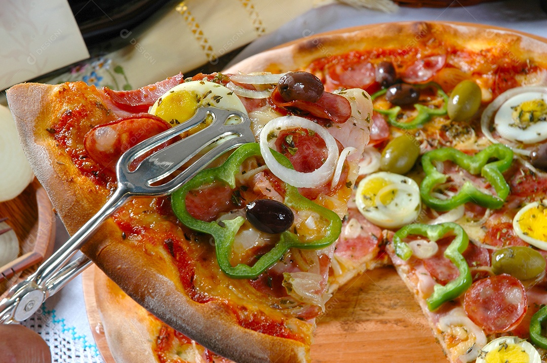 Pizza portuguesa cebola pimentões calabresa ovo azeitona