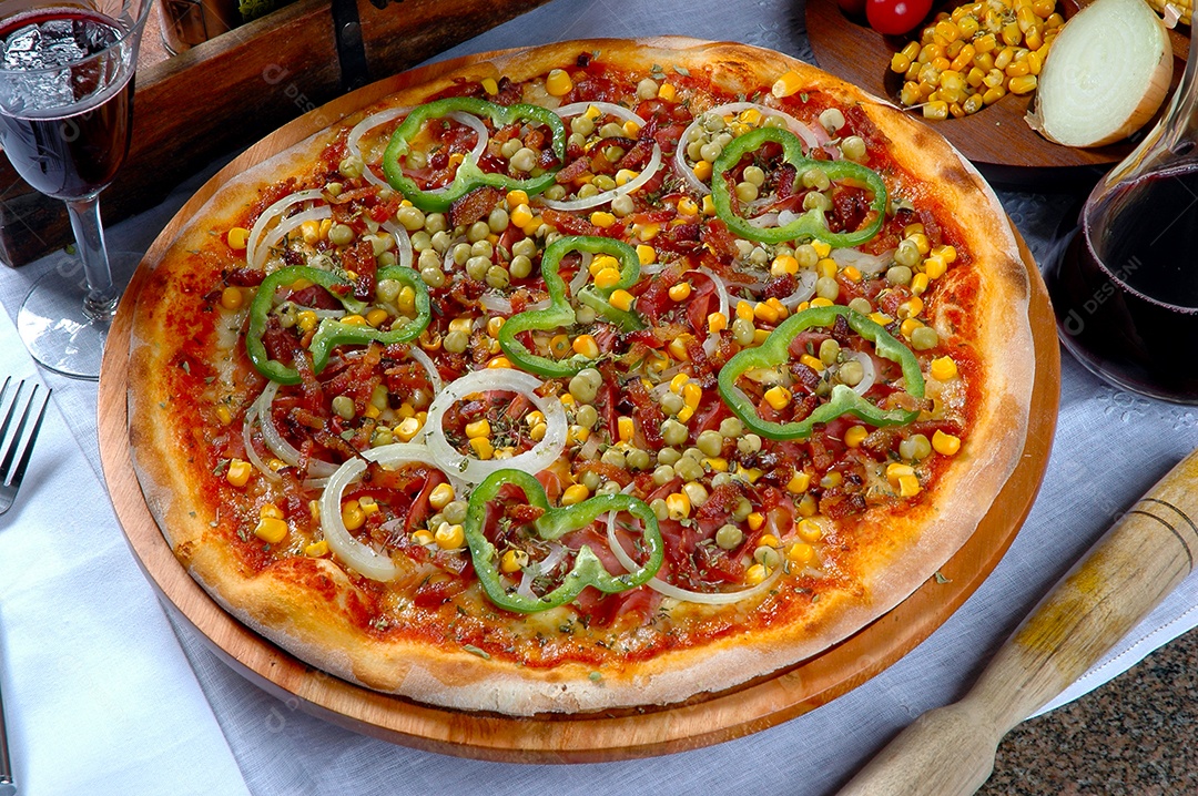 Pizza com milho bacon chili cebola ervilha