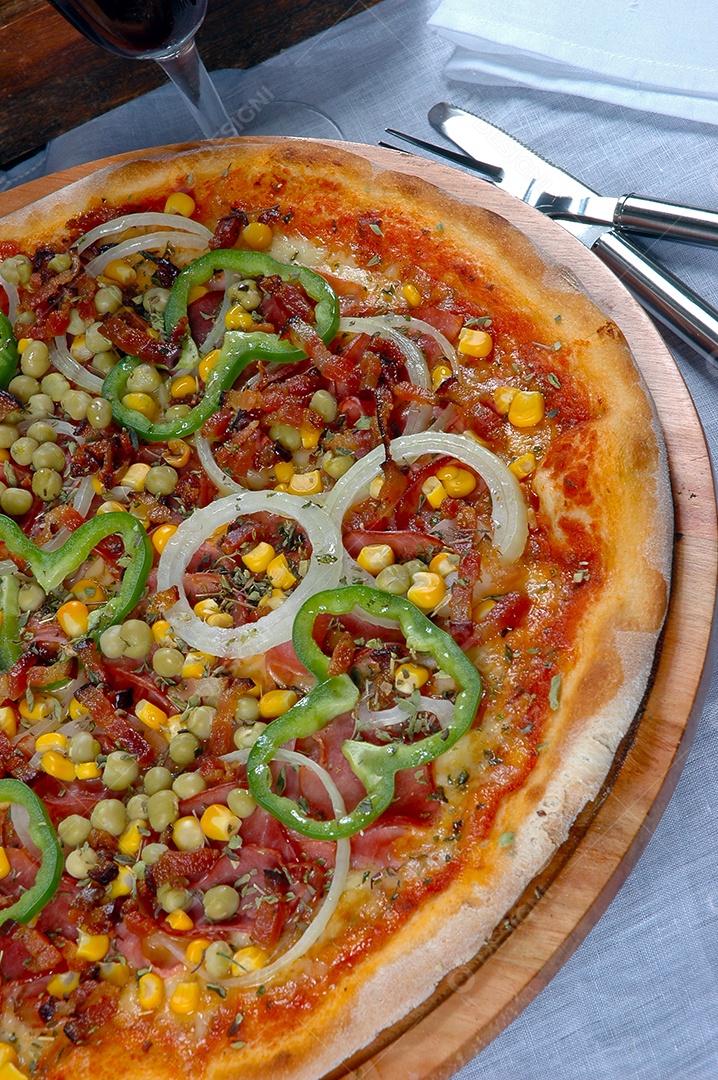 Pizza com milho bacon chili cebola ervilha