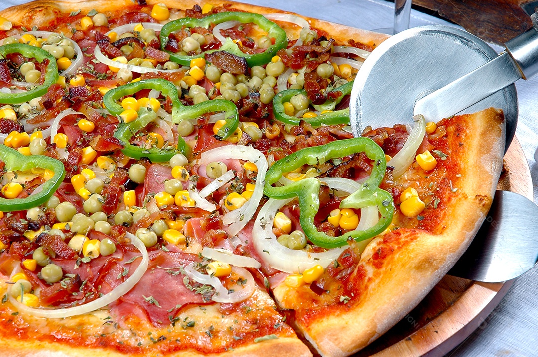 Pizza com milho bacon chili cebola ervilha