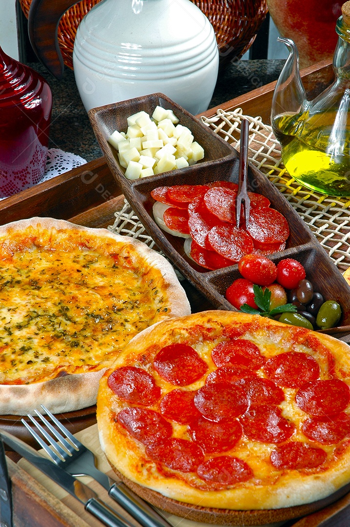 Duas pizzas calabresa e queijo