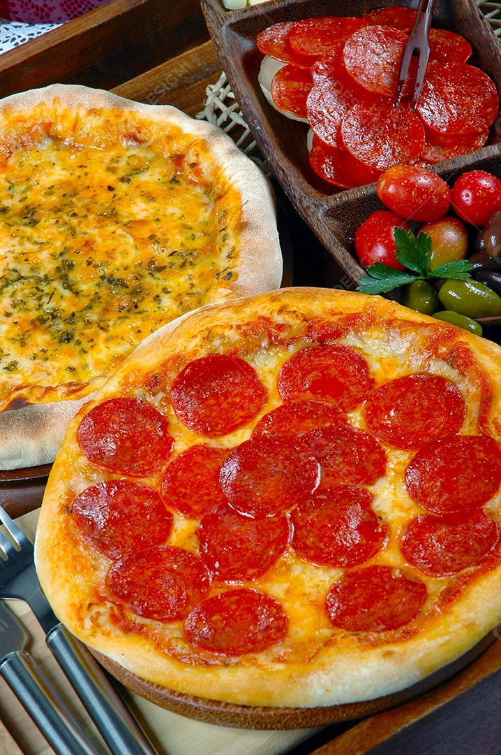 Duas pizzas calabresa e queijo