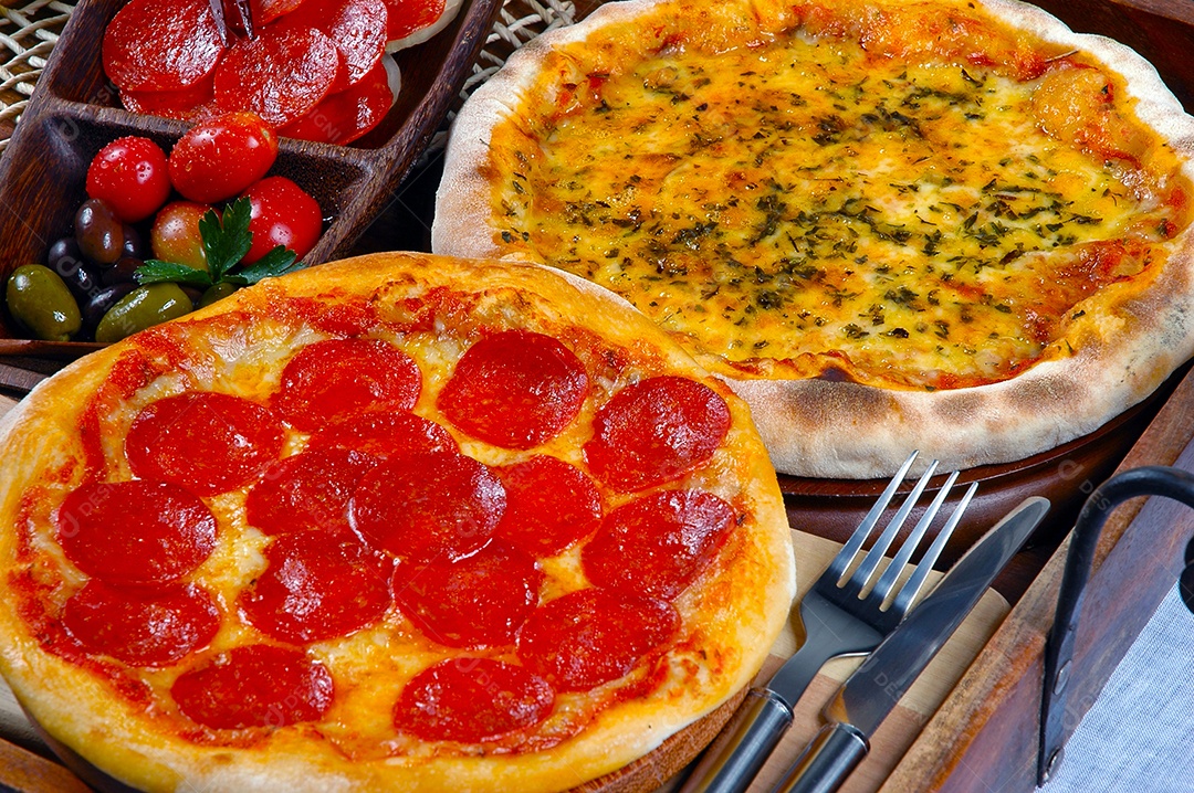 Duas pizzas calabresa e queijo