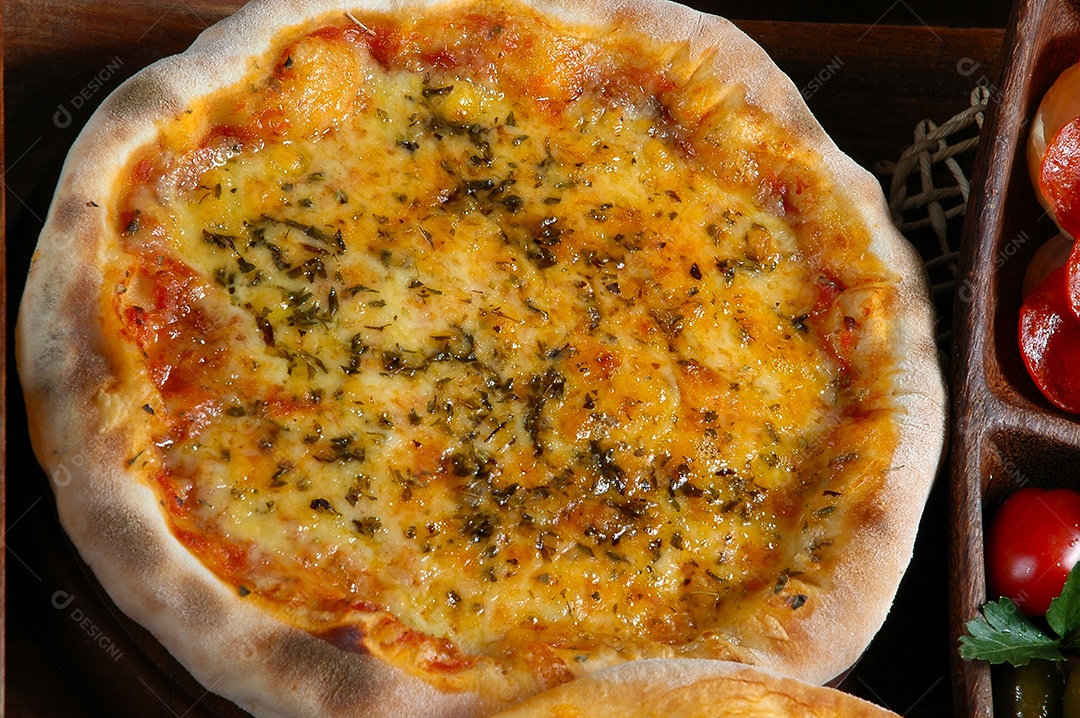 Pizza de quatro queijos com bordas