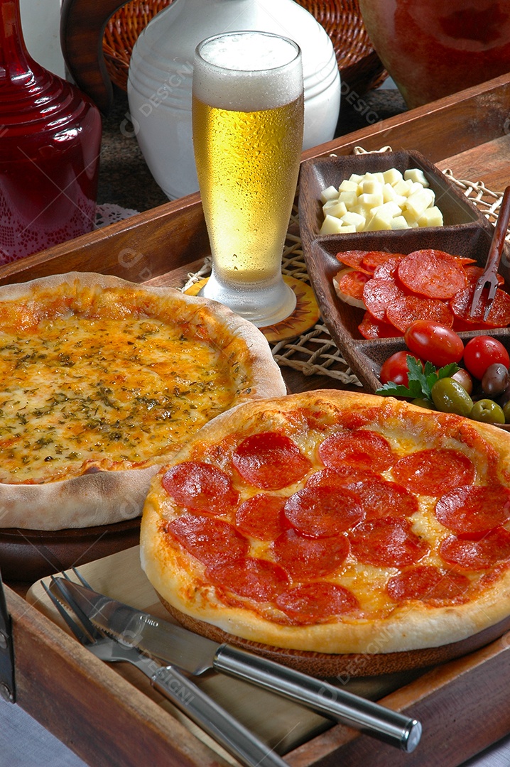 Duas pizzas calabresa e queijo