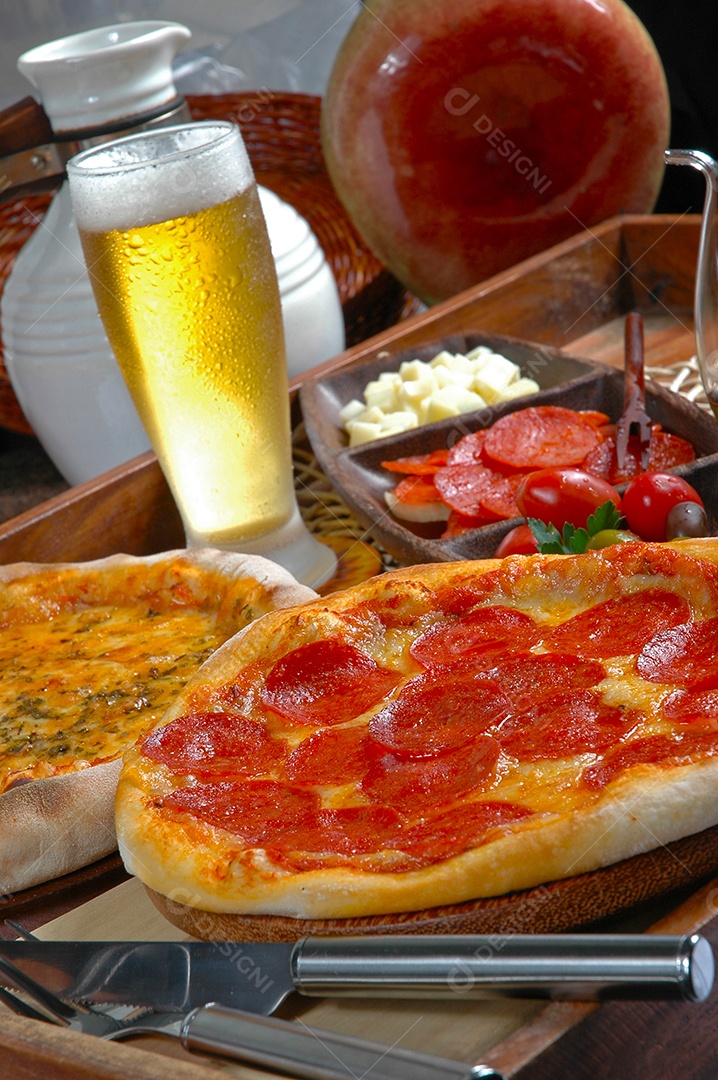 Duas pizzas calabresa e queijo